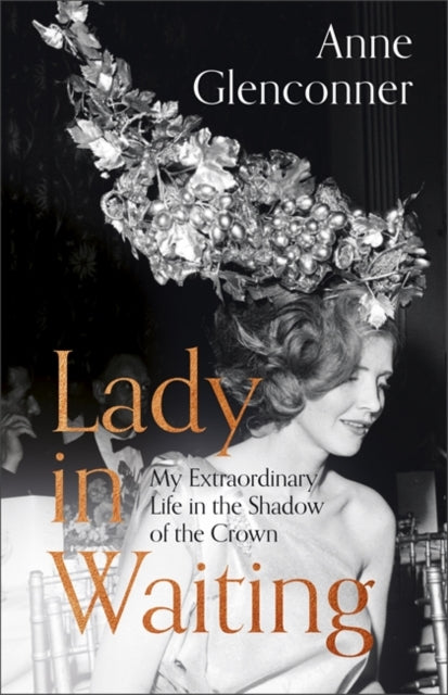 Lady in Waiting : My Extraordinary Life in the Shadow of the Crown-9781529359060